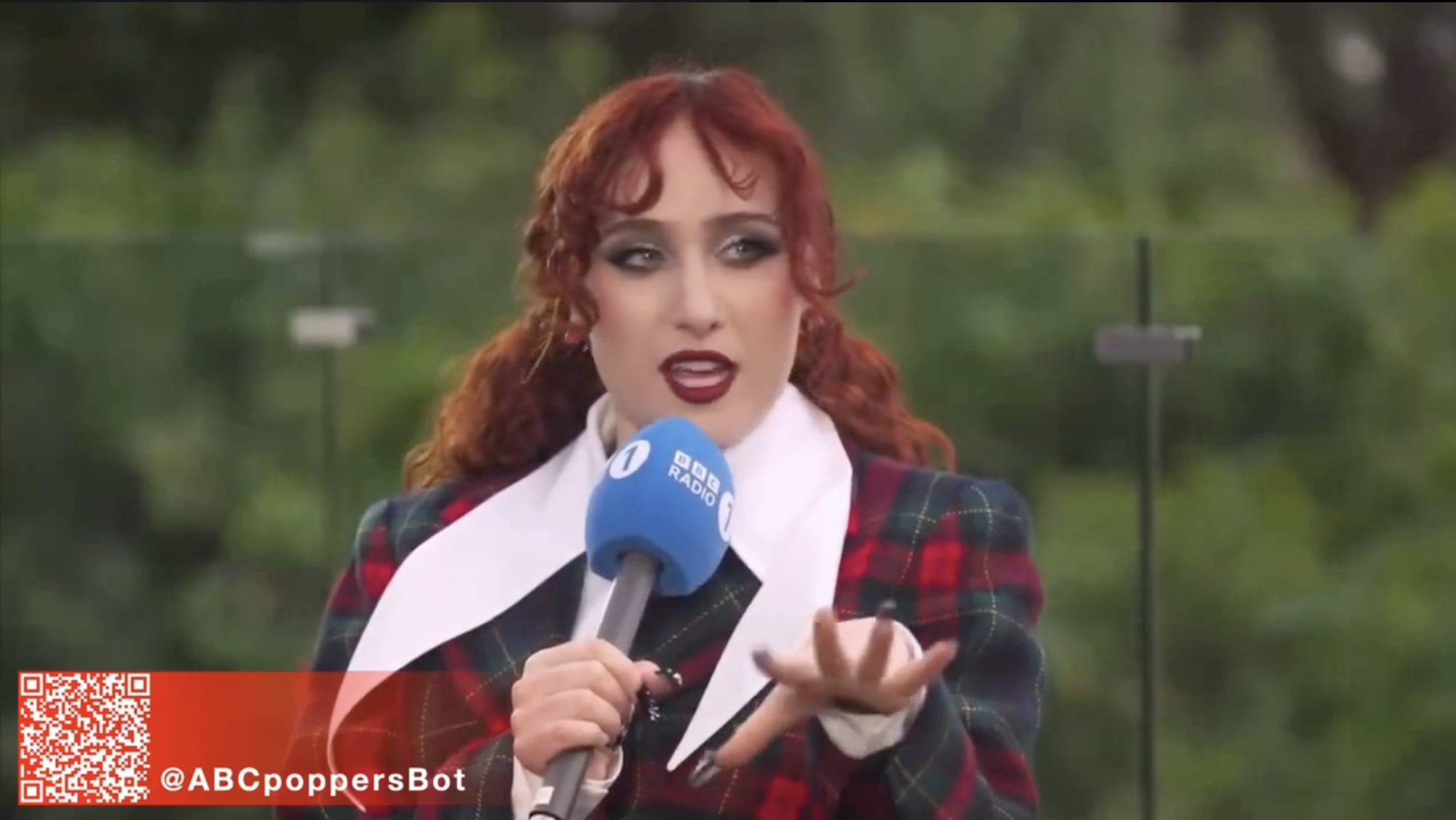 Всегда происходит какая-то хуйня. Какая-то сука блюет, какая-то сука вдыхает попперсы, какой-то девушке всё равно, что её парик наполовину снят Самаре Всегда происходит какая-то хуйня. Какая-то сука блюет, какая-то сука вдыхает попперсы, какой-то девушке всё равно, что её парик наполовину снят Самаре
